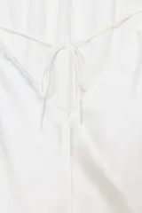 Vestido corto blanco de satén con cuello halter y espalda descubierta.