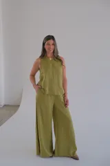 Musculosa verde pistacho de lino, con corte recto y cuello redondo.