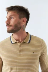 Polo de manga larga a rayas azul marino y blancas, con cuello clásico y logo bordado en el pecho. Corte regular.