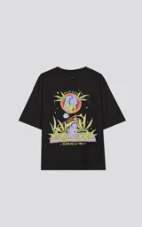 Remera negra de corte oversize con hombros caídos y cuello redondo. Estampado en la espalda con una mano que exprime un jugo sobre una persona rodeada de plantas de marihuana.