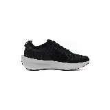Championes Nike Interact Run negros con suela blanca.