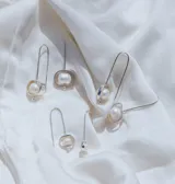 Aros colgantes de plata 925 con perlas de río. Las perlas están sujetas con una cinta de plata de 5 mm.