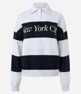 Saco de algodón con forro fleece, cuello polo, cierre por botones, mangas largas, estampa rayada con lettering "New York City".