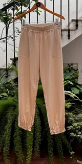 Pantalón tipo babucha color beige, con cintura elastizada, bolsillos delanteros y puños elastizados.