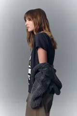 Remera negra de algodón con calce fit y estampa esotérica al agua con detalles en foil.