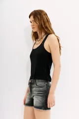 Musculosa negra de morley con breteles finos y escote redondo.