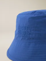 Gorro tipo bucket color azul marino con logo bordado en el frente.