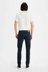 Pantalón de jean de hombre marca Levi's modelo 510 Skinny ADV, color azul oscuro. Corte ajustado, tiro medio y confeccionado en tejido elástico.