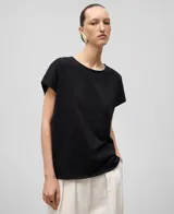 Remera blanca de algodón orgánico, corte recto, escote barco y manga corta.