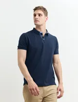 Chomba verde de piqué de algodón con cuello clásico y tapeta de dos botones. Logo bordado en el pecho.