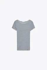 Camiseta de algodón a rayas horizontales azules y blancas, de corte ajustado, cuello barco y manga corta.