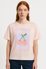 Remera blanca de algodón con estampado de limones, una taza y la frase "Lemon Tarte" en color rosa.