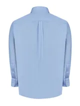 Camisa de manga larga celeste con finas rayas verticales blancas, de corte clásico y cuello abotonado. Tiene bolsillo en el pecho con logo de la marca bordado.