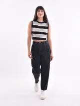 Pantalón de jean negro, corte mom fit, tiro alto y bolsillos delanteros y traseros.