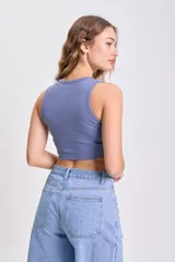 Musculosa corta de punto canalé color celeste, con cuello redondo y sisas anchas.