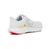 Championes para running New Balance 411 V3, color blanco con detalles en rosa y amarillo.