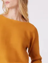 Buzo de tejido acanalado color mostaza, con escote tipo bote y mangas 3/4 estilo japonés.