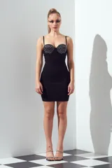 Vestido corto negro con copa de satén y apliques de strass, tiras regulables y tela con spandex.