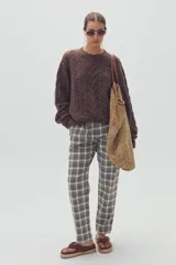 Pantalón de vestir de corte recto con estampado de cuadros escoceses en tonos grises, blancos y marrones.