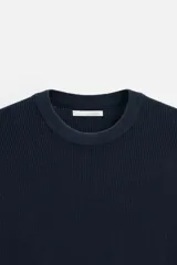 Camiseta de hombre regular fit, color negro, de punto tejido en hilatura de algodón. Cuello redondo, manga corta y acabados en rib.
