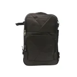 Mochila marrón de diseño rectangular con paneles geométricos pespunteados en el frente. Incluye varios compartimentos con cierre de cremallera metálica, asa de mano superior y correas acolchadas regulables.