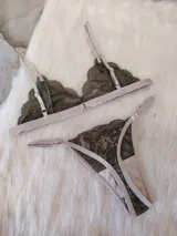 Conjunto de lencería de encaje verde musgo con detalles en beige, compuesto por un corpiño triangular sin aro y una tanga con tiras ajustables.