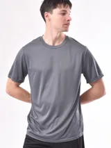 Remera negra de poliéster con cuello redondo y mangas cortas.