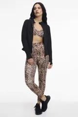 Calza deportiva larga con estampado animal print de leopardo en tonos marrones y negros.