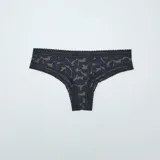 Pack de tres braguitas brasileñas de microfibra con cintura de encaje: una negra con estampado de lunares rosas, una negra lisa y una con estampado de camuflaje en tonos verde y negro.