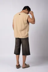 Musculosa oversize color crudo, tejida en lino con textura marcada y terminaciones deshilachadas.