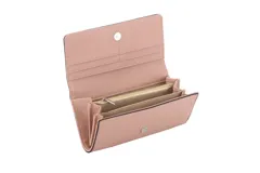 Monedero tipo sobre color beige charolado con logo Terrano en placa metálica plateada. Tiene cierre con broche imán, gran capacidad interior y bolsillo con cierre.