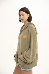 Campera con capucha color verde oliva, con cierre frontal y bolsillos laterales. Estampado con logo en el pecho.