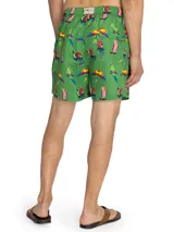 Short de baño verde con estampado de loros de colores, cintura elástica y cordón ajustable.
