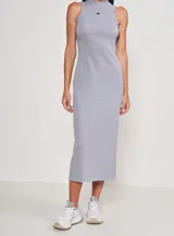 Vestido largo gris de corte ajustado y sin mangas, con cuello redondo.