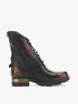 Botas de caña media color gris con efecto desgastado, cierre lateral con cremallera, apliques de tachas metálicas y correa con hebilla.