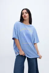 Remera celeste con estampado de limones y texto en amarillo.