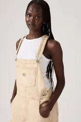 Jardinero color beige de corte holgado, con tirantes ajustables y múltiples bolsillos.