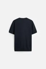Camiseta azul marino de punto con mezcla de viscosa, corte regular fit, cuello redondo, manga corta y terminaciones en rib.