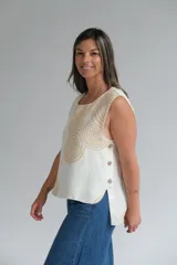 Musculosa color crudo de lino italiano con estampado de espirales color beige, escote redondo, corte irregular y botones de madera en los laterales.