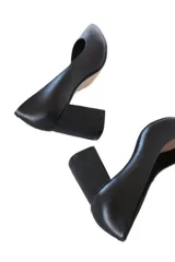 Zapato de salón negro de cuero, con punta fina y tacón bloque de 7 cm.