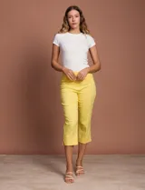 Pantalón capri amarillo de gabardina elastizada marca Ruby Rd, con pretina ancha elastizada, bolsillos delanteros simulados y bolsillos traseros aplicados.