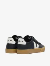 Zapatillas Veja modelo Recife, color negro con logo lateral en blanco, ajuste con velcro y suela de goma color caramelo.