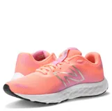 Championes de running New Balance color coral con detalles en rosa y blanco.