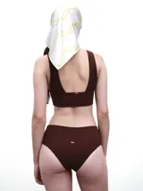 Culotte de bikini marrón acanalado, de tiro alto y cobertura media.