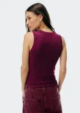 Musculosa ajustada color borgoña, con cuello redondo.
