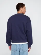 Buzo de felpa suave con cuello redondo, manga larga y puños, con logo Gap en la parte delantera.