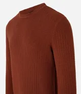 Suéter masculino de malla de viscosa y poliamida color gris claro, con textura de cuadros grid, cuello redondo y mangas largas.