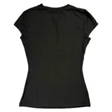 Remera negra ajustada de algodón con estampado de alas y corazón en el frente.