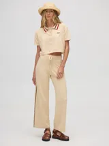 Chomba corta color rojo, con cuello camisero con rayas celestes y negras, logo bordado en el pecho y mangas cortas.