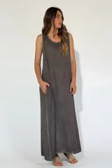 Vestido largo gris oscuro, sin mangas y de corte holgado.